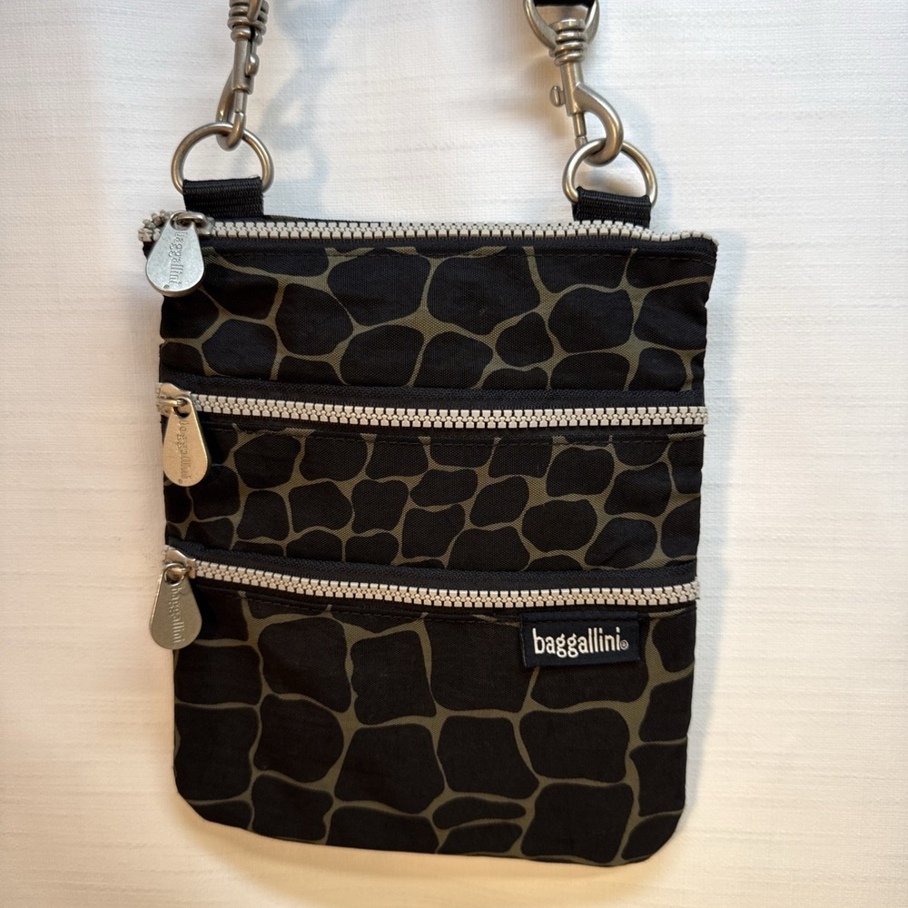 Baggallini Crossbody Bag Olive Green Black Giraffe Animal‎ Print 8x9" Travel